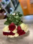 Букет из красных и белых роз под ленту